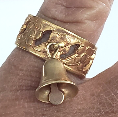 #ad Vintage Cut Out Floral Dangle Bell Gold Tone Brass Band Ring Size 6 $13.55