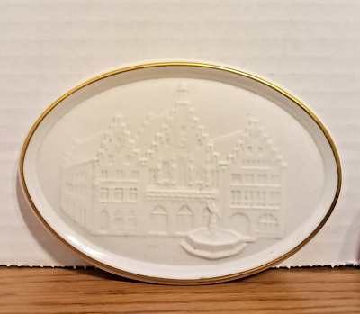 #ad VTG. HOCHST White Porcelain Embossed cover Oval Trinket Box w Gold Rim $20.00